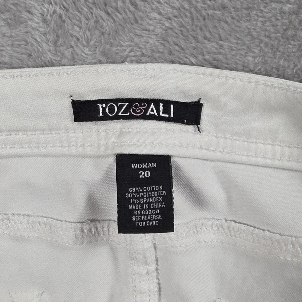 Roz & Ali Jeans Size 20‎ Capri Straight High Rise Light Wash Stretch White